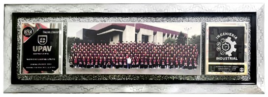 Cuadro de graduación Azteca con granito, moldura plateada, fotografía panorámica y placas a ambos lados