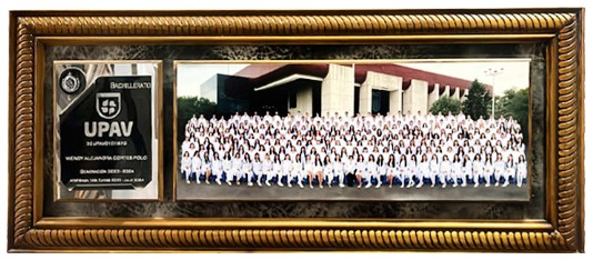 Cuadro de graduación terminado: moldura dorada, placa grabada de bachillerato y fotografía panorámica del grupo